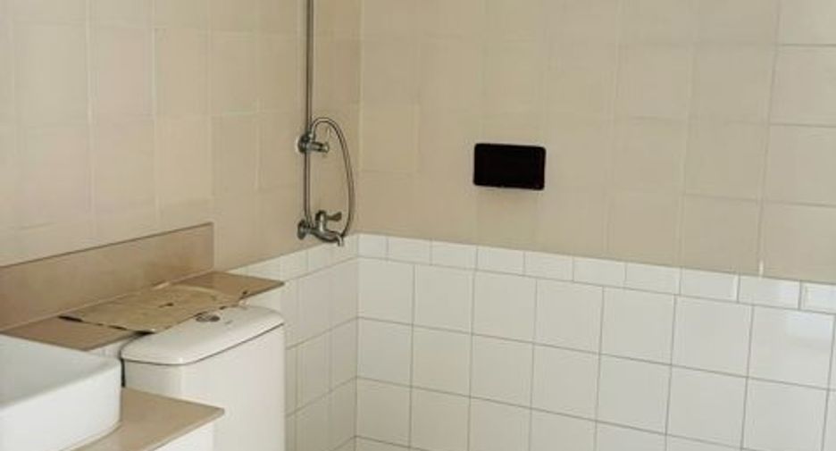 For rent 3 bedrooms townhouse in Phra Khanong, Bangkok