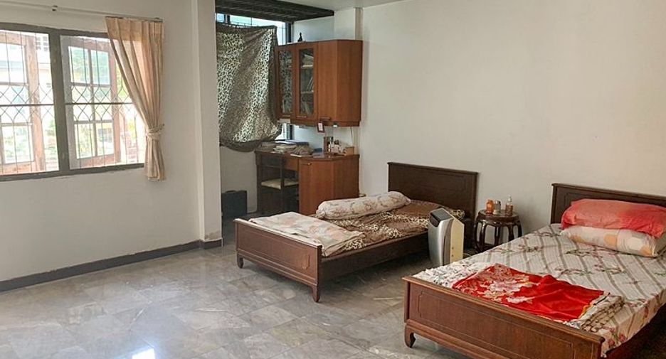 Casa adosada en alquiler y en venta de 4 habitaciones en Watthana, Bangkok