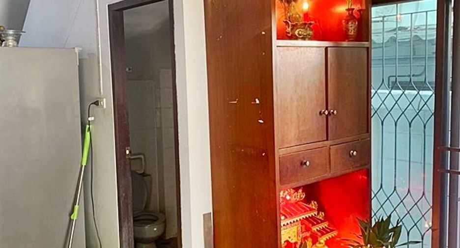 Casa adosada en alquiler y en venta de 4 habitaciones en Watthana, Bangkok