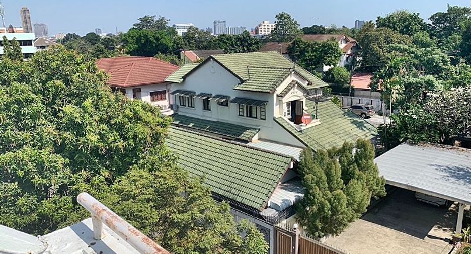 Casa adosada en alquiler y en venta de 4 habitaciones en Watthana, Bangkok