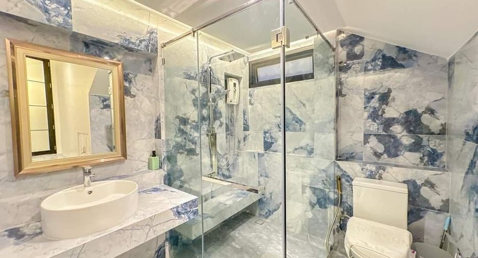 For sale 5 ベッドルーム villa in Sattahip, Chonburi