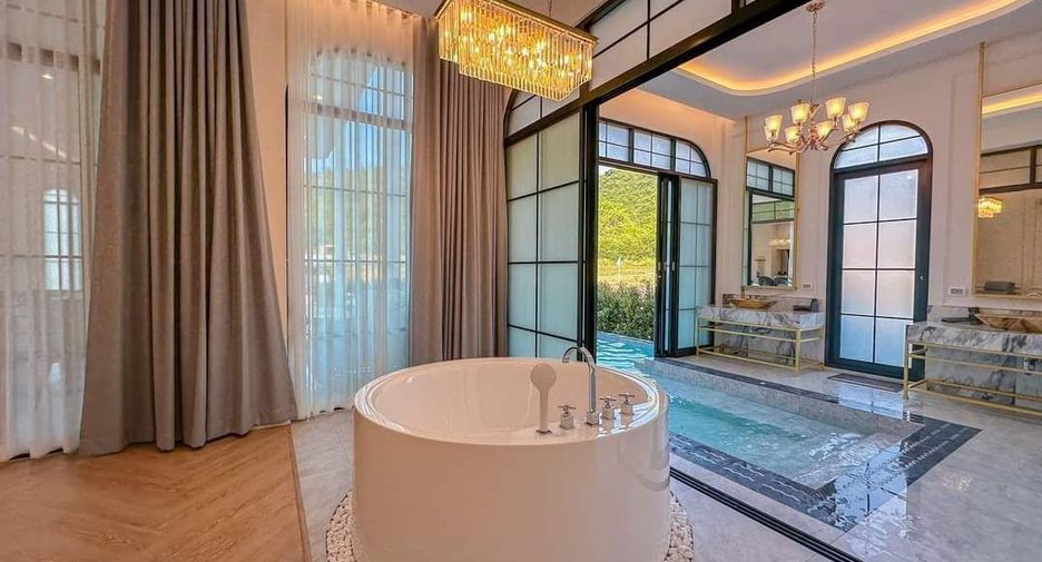 For sale 5 ベッドルーム villa in Sattahip, Chonburi