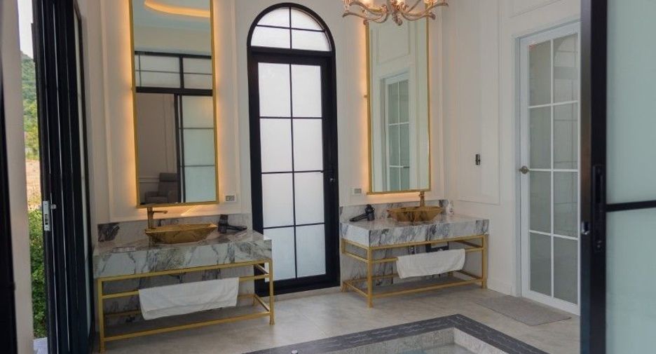 For sale 5 ベッドルーム villa in Sattahip, Chonburi