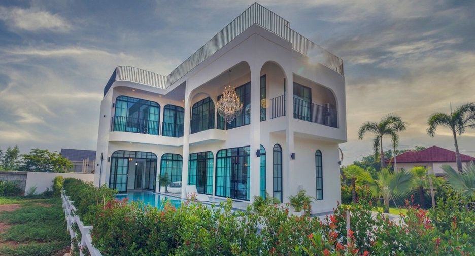 For sale 5 ベッドルーム villa in Sattahip, Chonburi