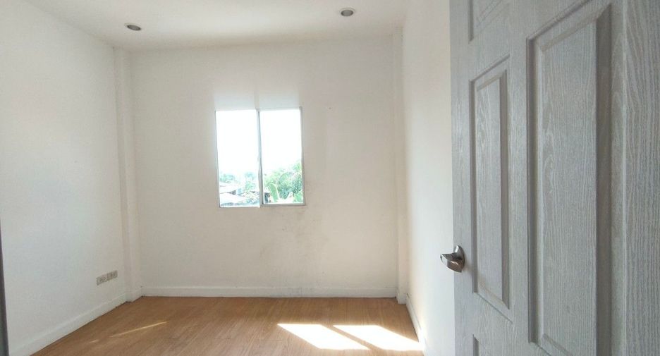 For sale 2 bedrooms townhouse in Lat Krabang, Bangkok