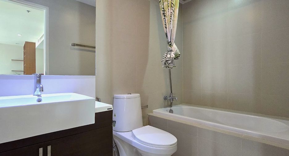 Condo en alquiler y en venta de 3 habitaciones en Khlong Toei, Bangkok