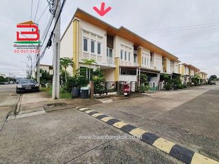 出租 和 出售 3 卧室 联排别墅 在 Lat Krabang, 曼谷