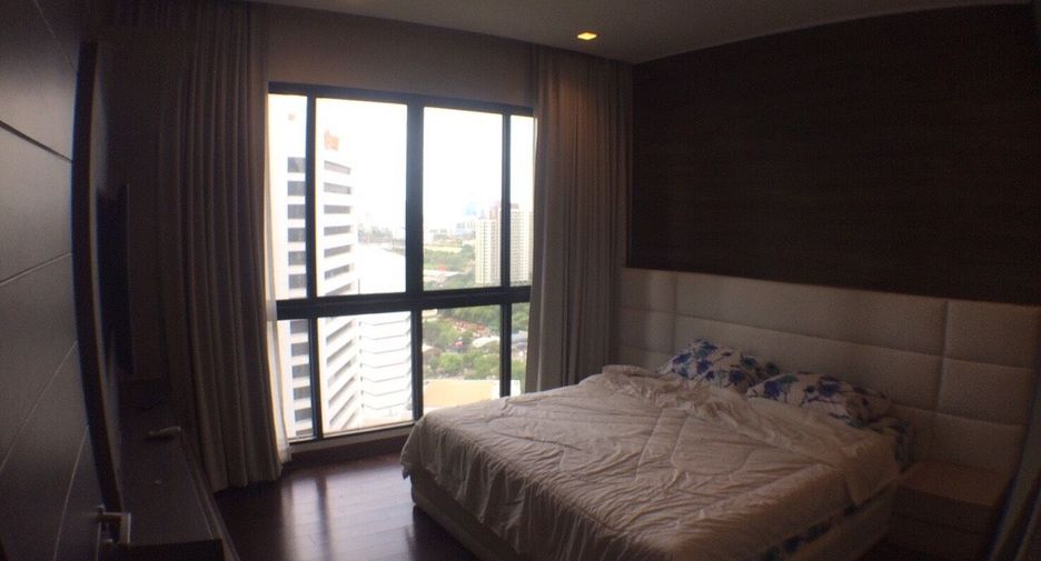 For rent 3 bedrooms condo in Huai Khwang, Bangkok