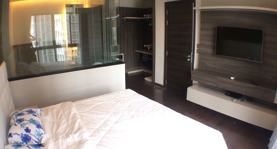 For rent 3 bedrooms condo in Huai Khwang, Bangkok