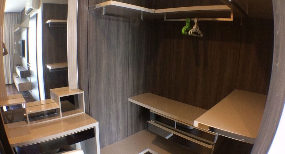 For rent 3 bedrooms condo in Huai Khwang, Bangkok