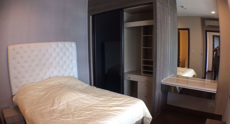 For rent 3 bedrooms condo in Huai Khwang, Bangkok