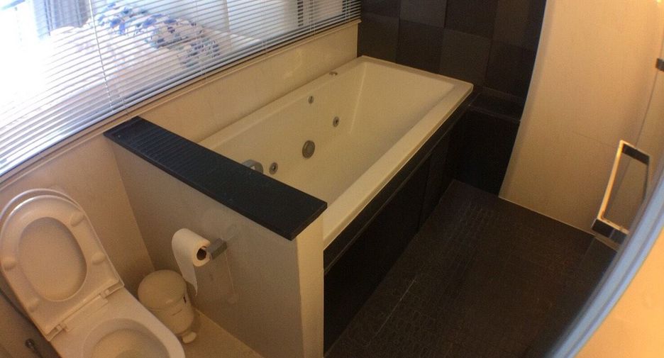For rent 3 bedrooms condo in Huai Khwang, Bangkok