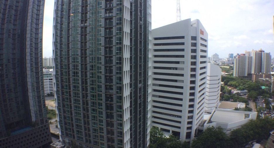 For rent 3 bedrooms condo in Huai Khwang, Bangkok