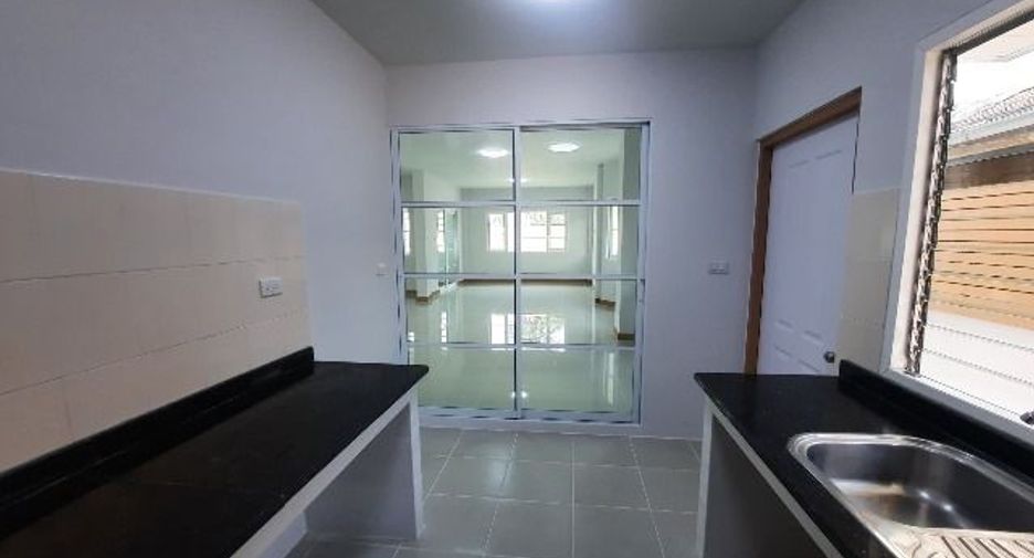 For sale 3 bedrooms house in Thawi Watthana, Bangkok