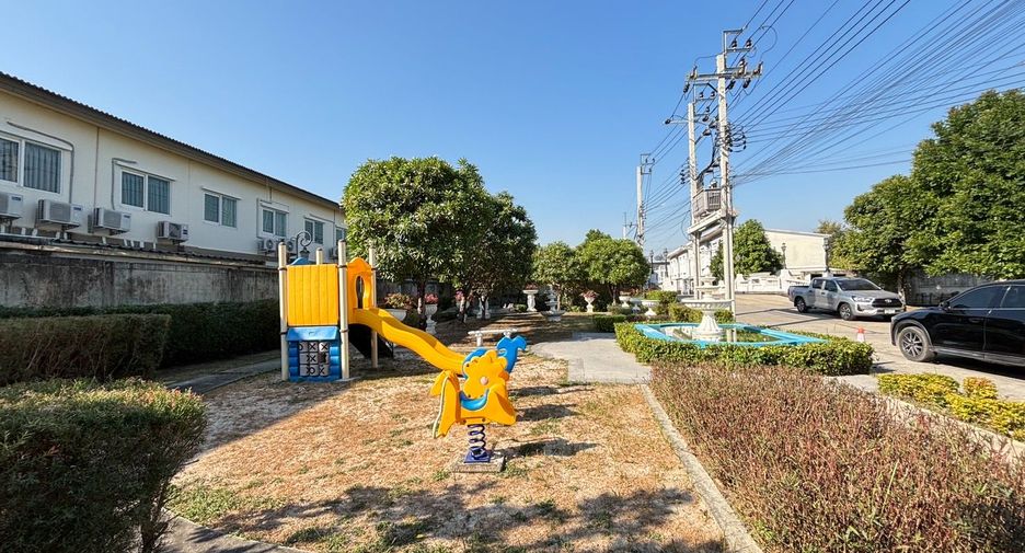 For sale and for rent 4 bedrooms townhouse in Pak Kret, Nonthaburi