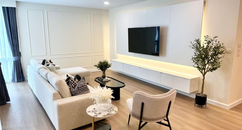 For rent 3 bedrooms condo in Pathum Wan, Bangkok