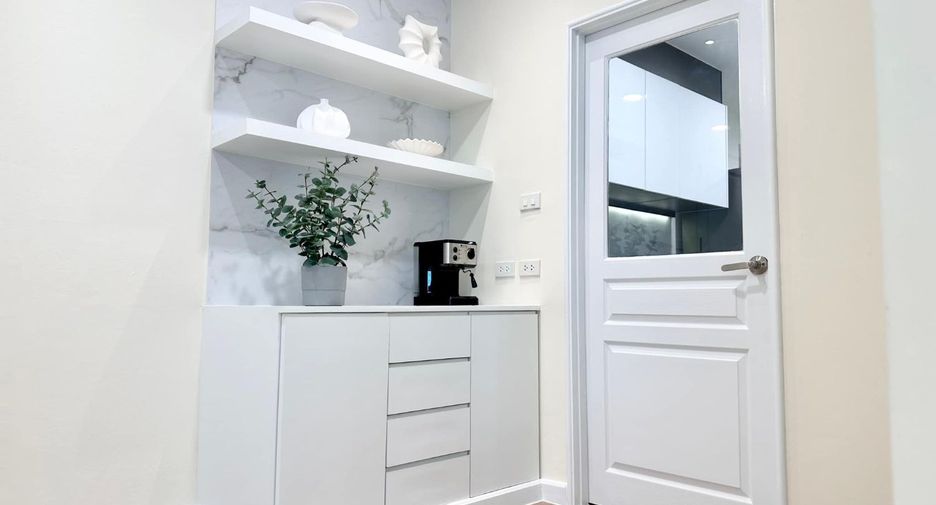 For rent 3 bedrooms condo in Pathum Wan, Bangkok