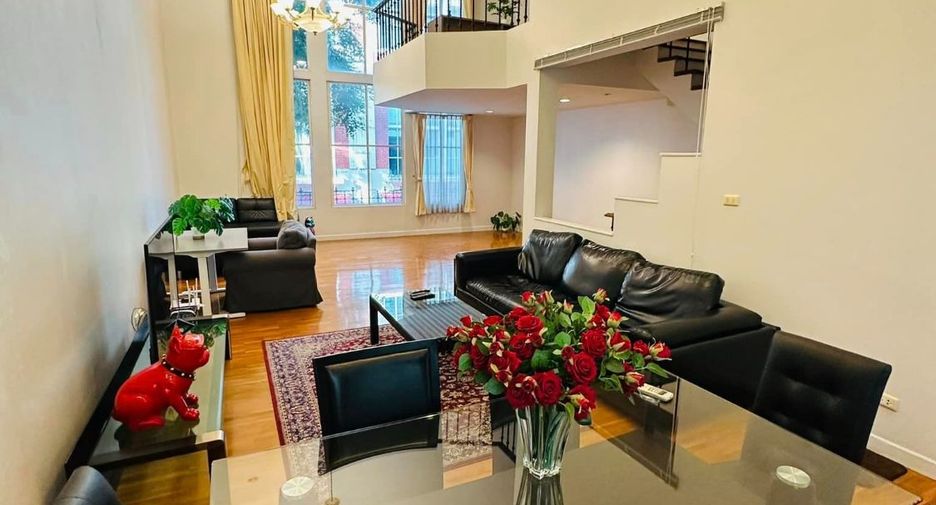 For rent 4 bedrooms townhouse in Watthana, Bangkok