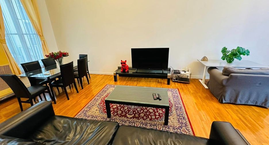 For rent 4 bedrooms townhouse in Watthana, Bangkok