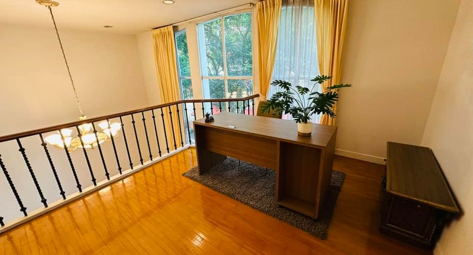 For rent 4 bedrooms townhouse in Watthana, Bangkok