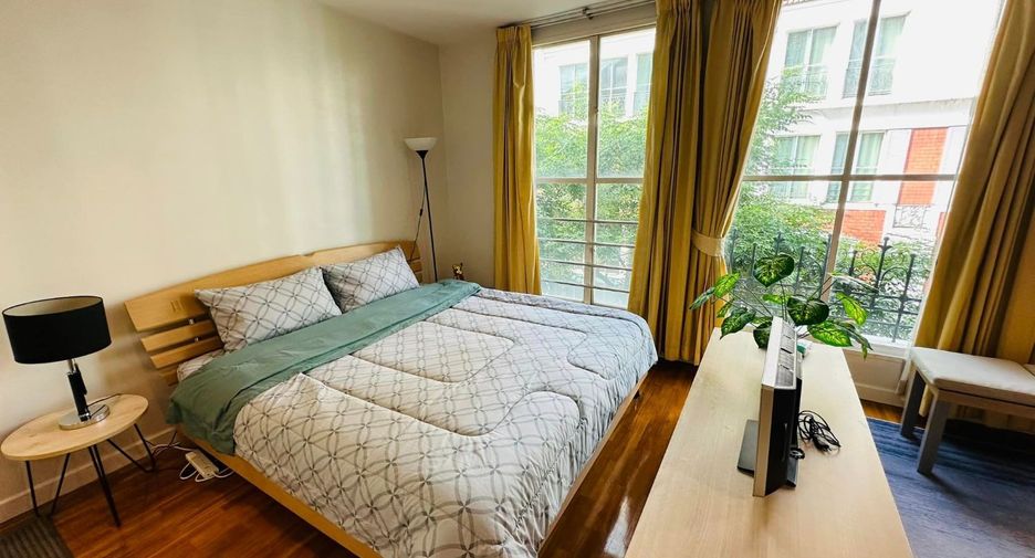 For rent 4 bedrooms townhouse in Watthana, Bangkok