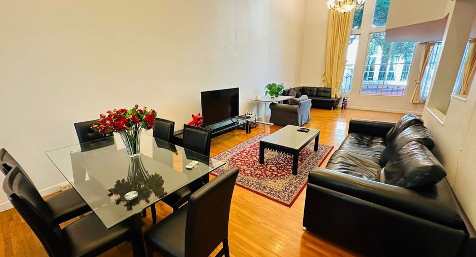 For rent 4 bedrooms townhouse in Watthana, Bangkok
