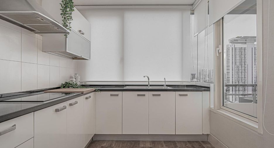 Condo en alquiler y en venta de 3 habitaciones en Watthana, Bangkok