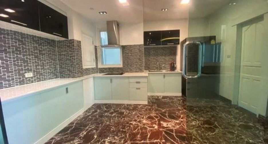 For rent 3 bed condo in Watthana, Bangkok