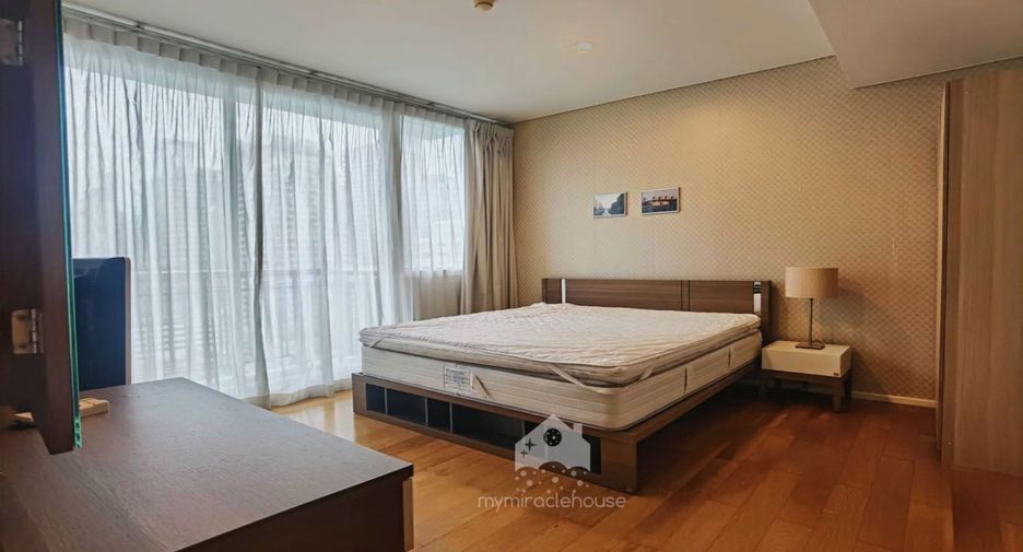 For rent 3 bed condo in Watthana, Bangkok