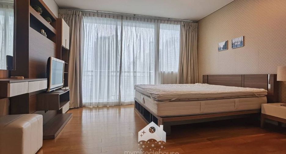 For rent 3 bed condo in Watthana, Bangkok