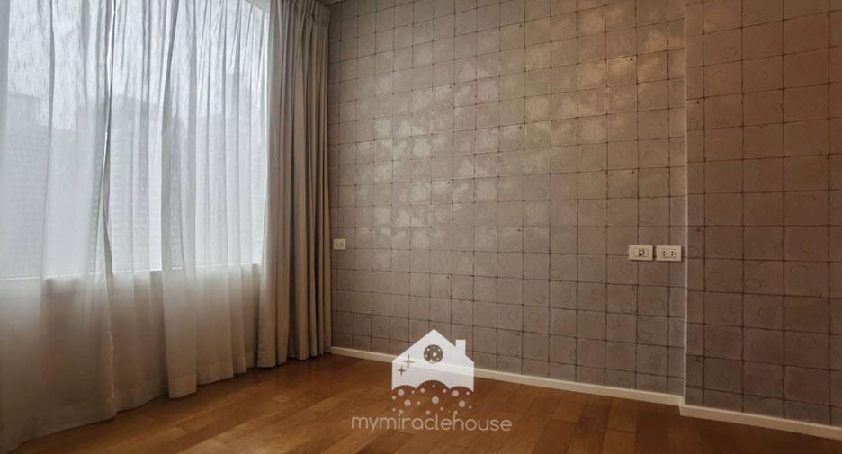 For rent 3 bed condo in Watthana, Bangkok