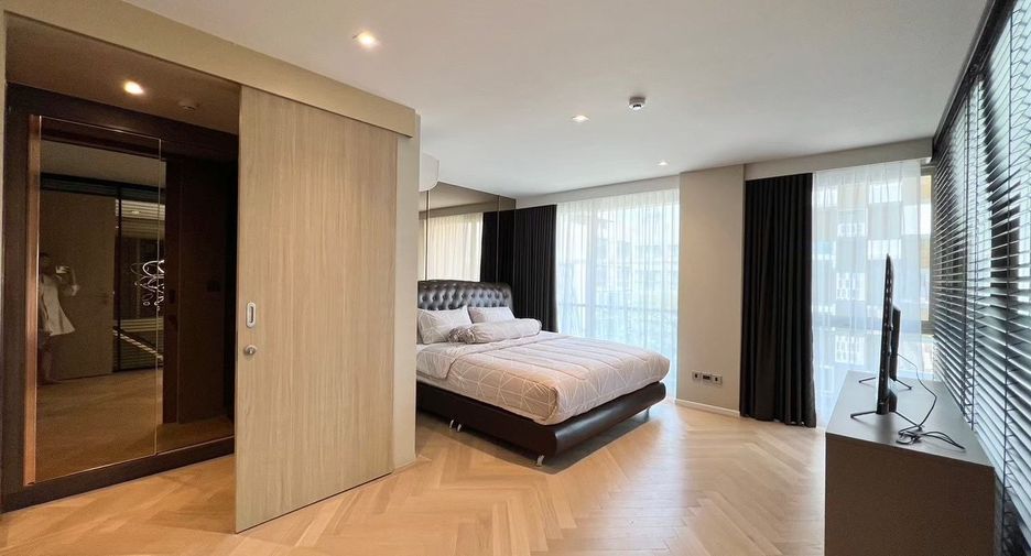 For rent 4 bedrooms condo in Watthana, Bangkok