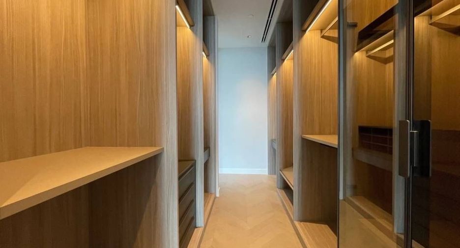 For rent 3 bedrooms condo in Sathon, Bangkok