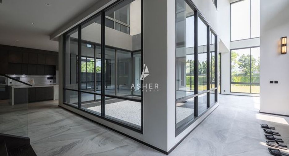 For sale 5 bedrooms house in Suan Luang, Bangkok