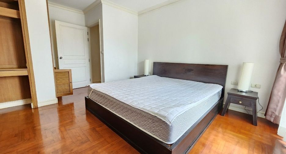 For rent 3 bedrooms apartment in Khlong Toei, Bangkok