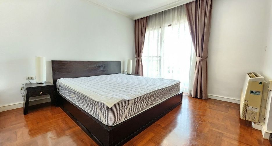 For rent 3 bedrooms apartment in Khlong Toei, Bangkok