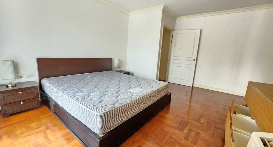 For rent 3 bedrooms apartment in Khlong Toei, Bangkok