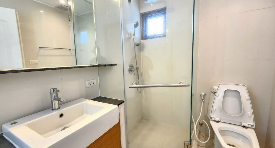 For rent 3 bedrooms apartment in Khlong Toei, Bangkok