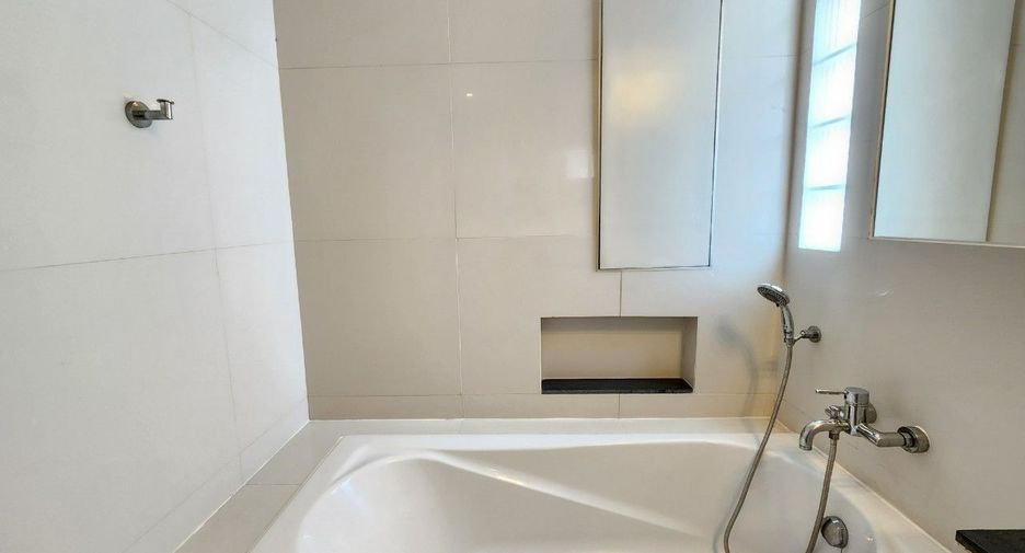 For rent 3 bedrooms apartment in Khlong Toei, Bangkok