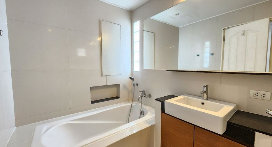 For rent 3 bedrooms apartment in Khlong Toei, Bangkok