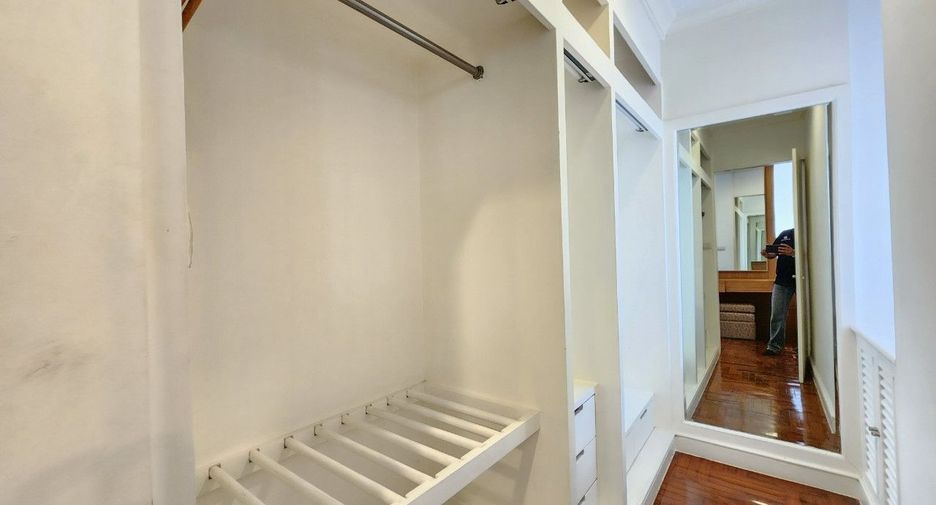 For rent 3 bedrooms apartment in Khlong Toei, Bangkok