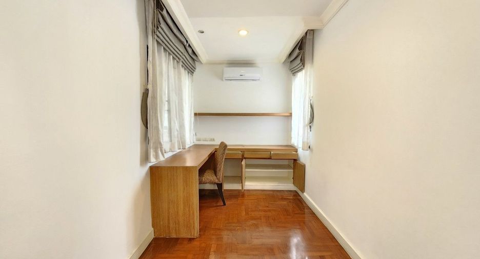 For rent 3 bedrooms apartment in Khlong Toei, Bangkok