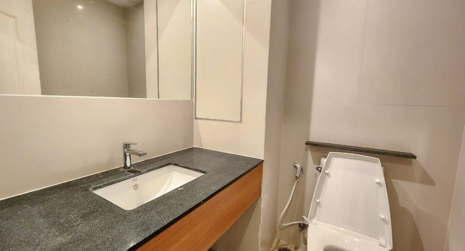 For rent 3 bedrooms apartment in Khlong Toei, Bangkok