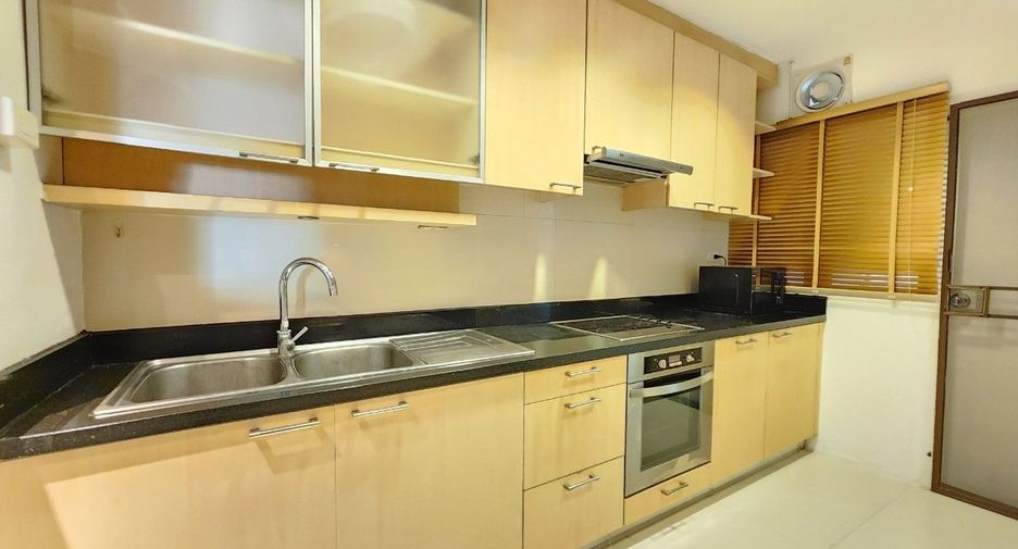 For rent 3 bedrooms apartment in Khlong Toei, Bangkok