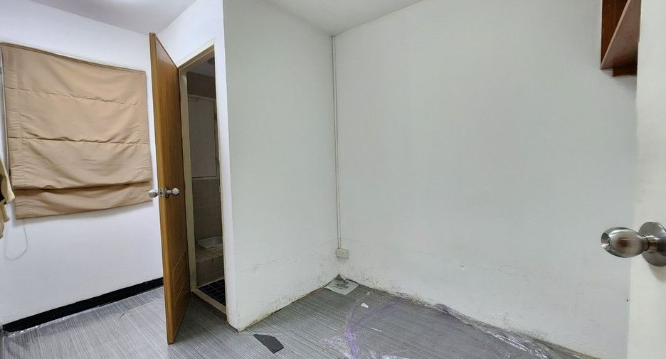 For rent 3 bedrooms apartment in Khlong Toei, Bangkok