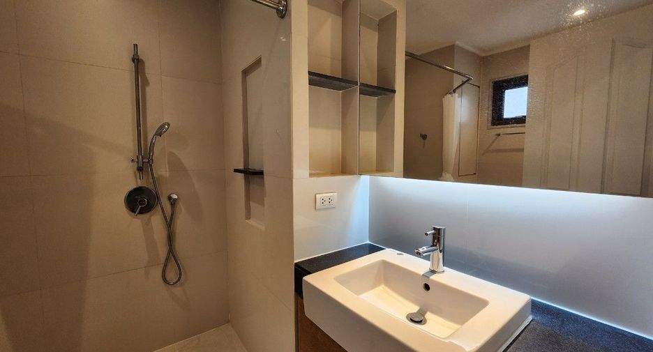 For rent 3 bedrooms apartment in Khlong Toei, Bangkok