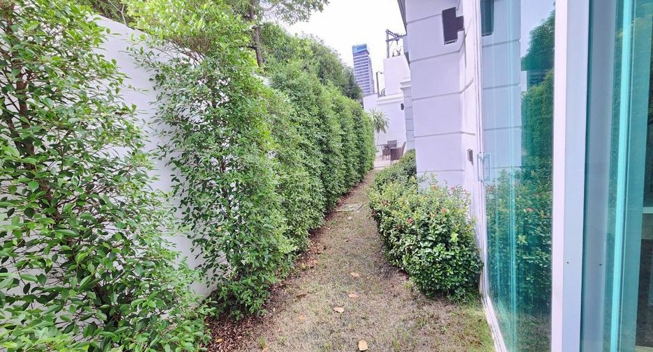 For rent 4 bedrooms apartment in Khlong Toei, Bangkok