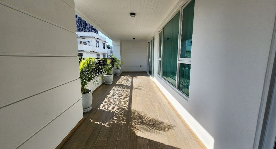 For rent 2 bedrooms apartment in Khlong Toei, Bangkok