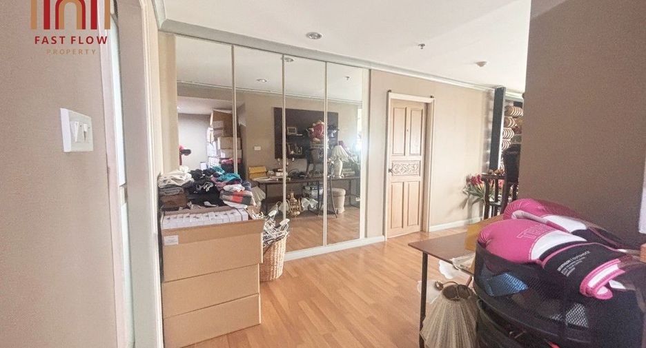 For sale 4 bedrooms condo in Yan Nawa, Bangkok
