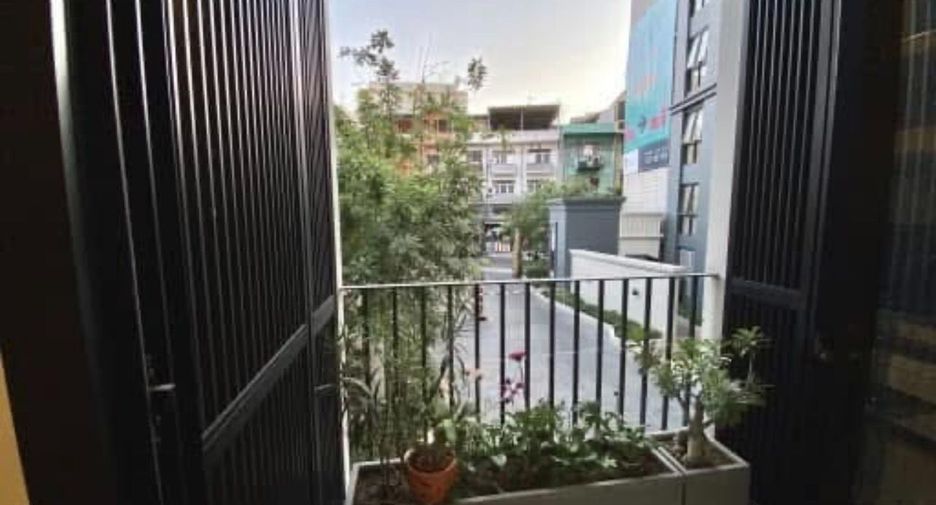 For sale 2 bedrooms condo in Huai Khwang, Bangkok